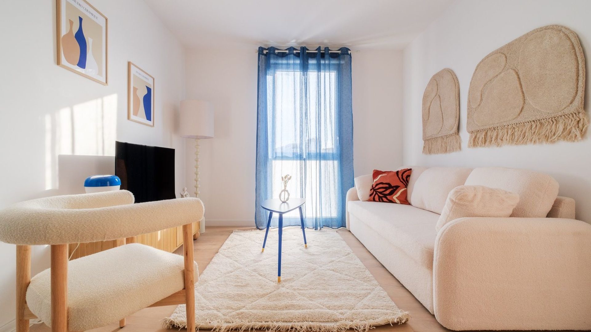 Salon partagé d'un coliving premium : canapé design, lumière naturelle, ambiance résidentielle